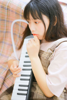 麻麻挽起裙子迈开腿坐下去